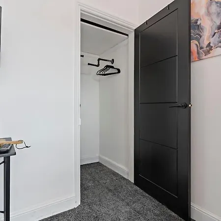 Masterson House By Rmr Accommodations - New - Sleeps 9 - Modern - Parking - Central Stoke-on-Trent Exterior photo