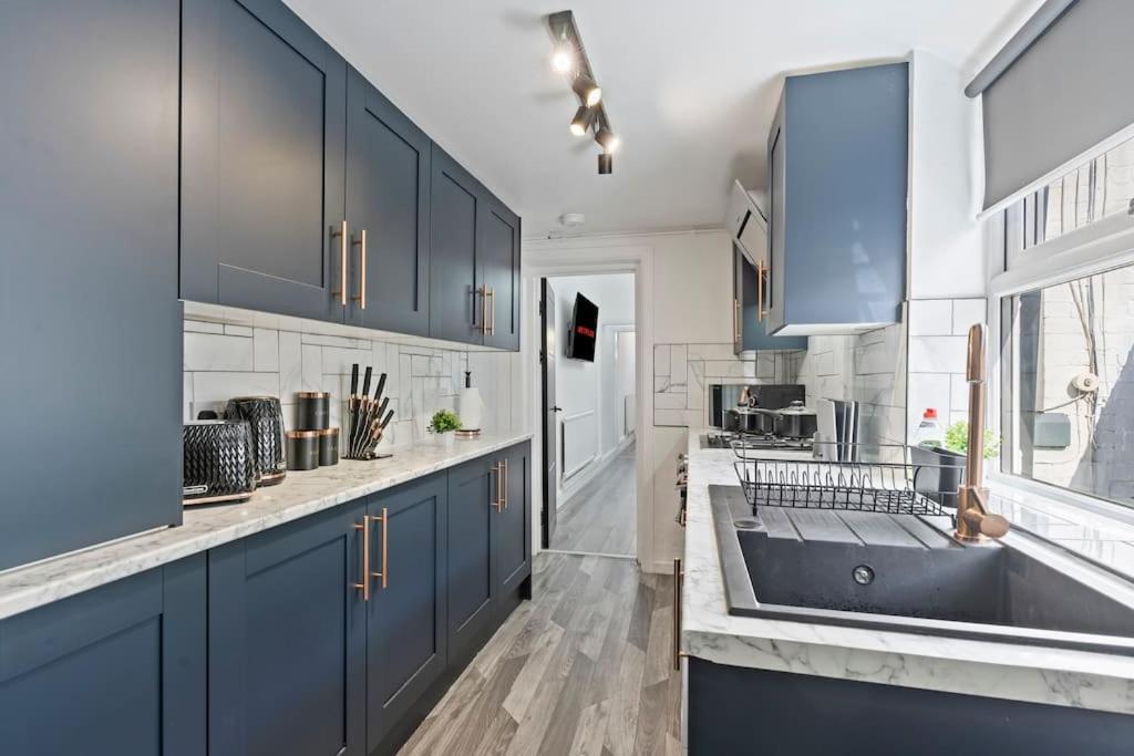 Masterson House By Rmr - New - Sleeps 9 - Modern - Parking - Holiday home