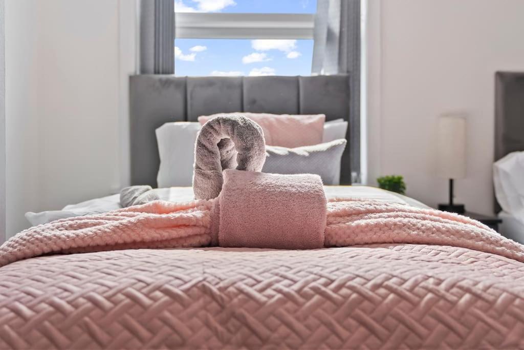 Masterson House By Rmr - New - Sleeps 9 - Modern - Parking - Holiday home Stoke-on-Trent