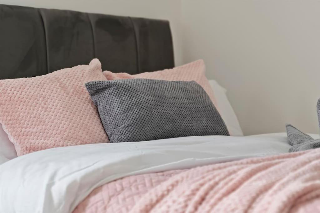 Holiday home Masterson House By Rmr - New - Sleeps 9 - Modern - Parking - Stoke-on-Trent