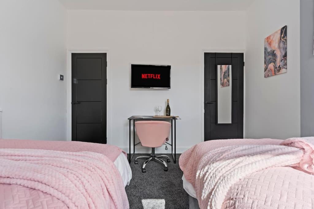 Masterson House By Rmr - New - Sleeps 9 - Modern - Parking - * Stoke-on-Trent