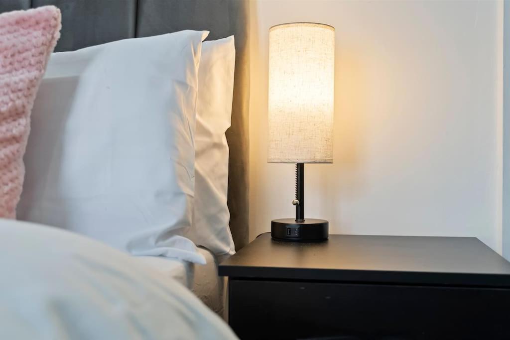 Masterson House By Rmr - New - Sleeps 9 - Modern - Parking - Holiday home Stoke-on-Trent
