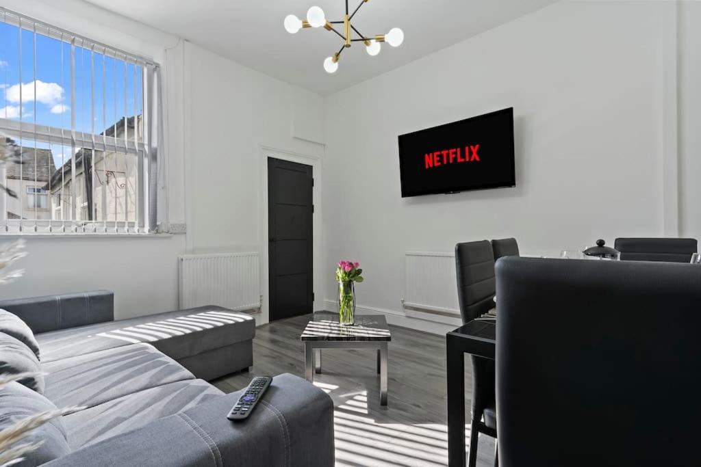 Masterson House By Rmr - New - Sleeps 9 - Modern - Parking - Stoke-on-Trent
