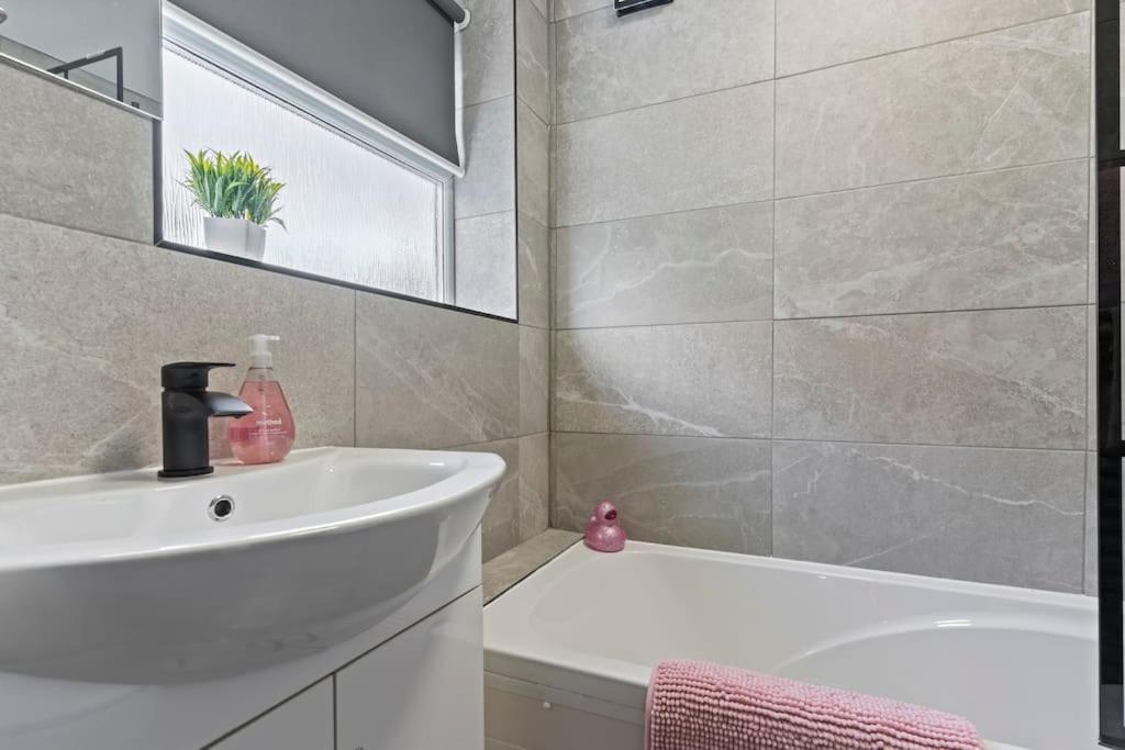 Holiday home Masterson House By Rmr - New - Sleeps 9 - Modern - Parking - Stoke-on-Trent