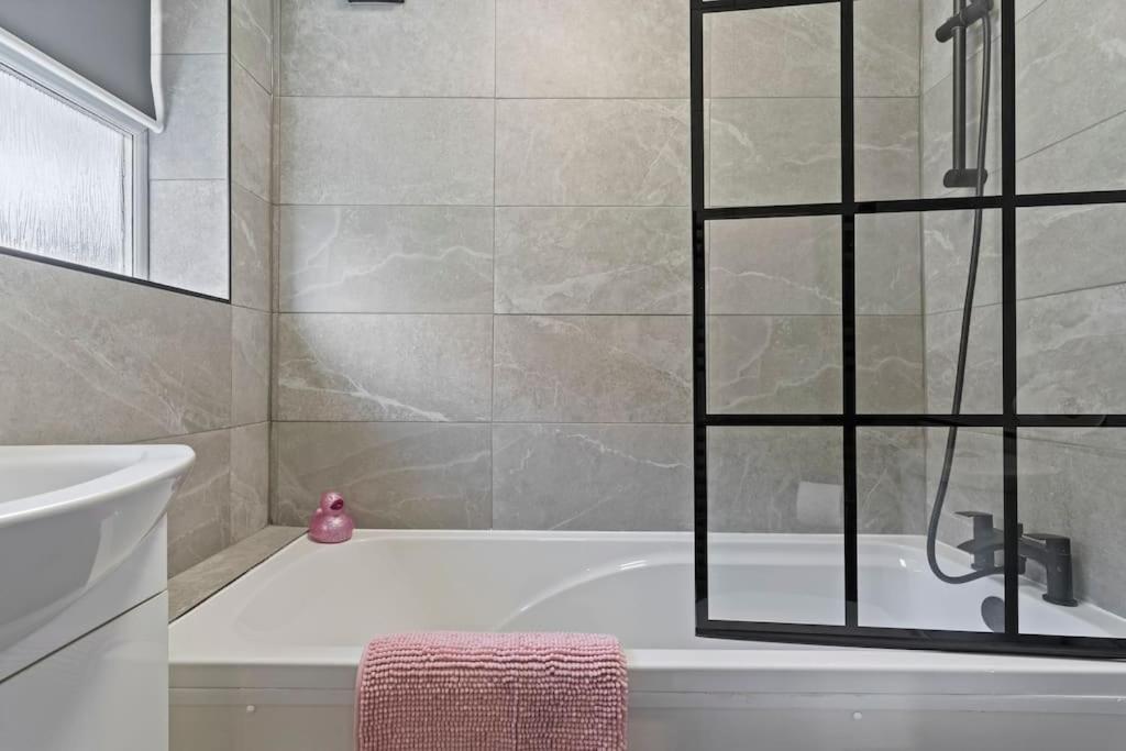 Masterson House By Rmr - New - Sleeps 9 - Modern - Parking - Stoke-on-Trent