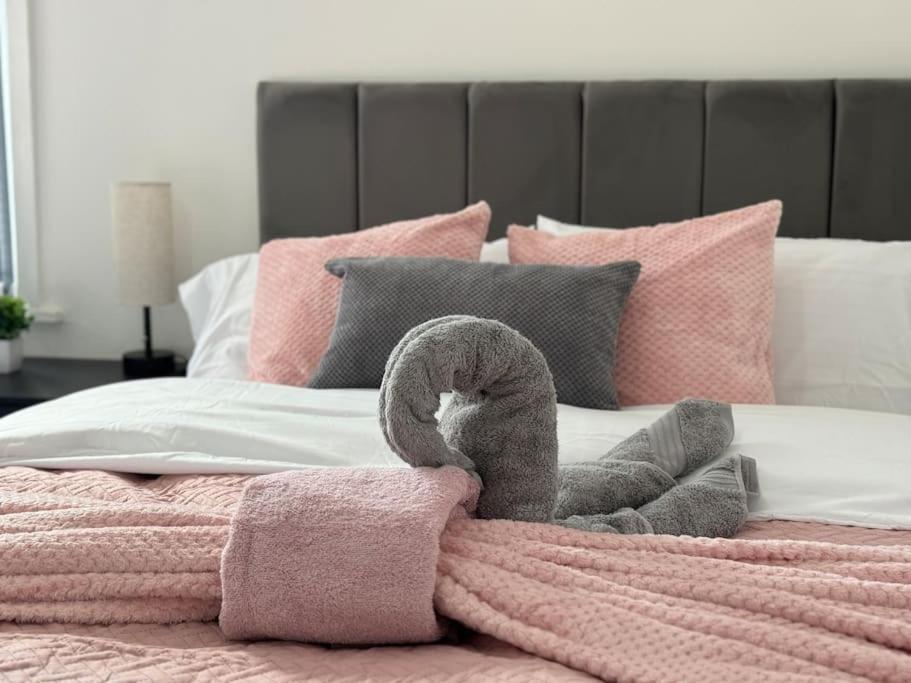 Masterson House By Rmr - New - Sleeps 9 - Modern - Parking - Holiday home Stoke-on-Trent