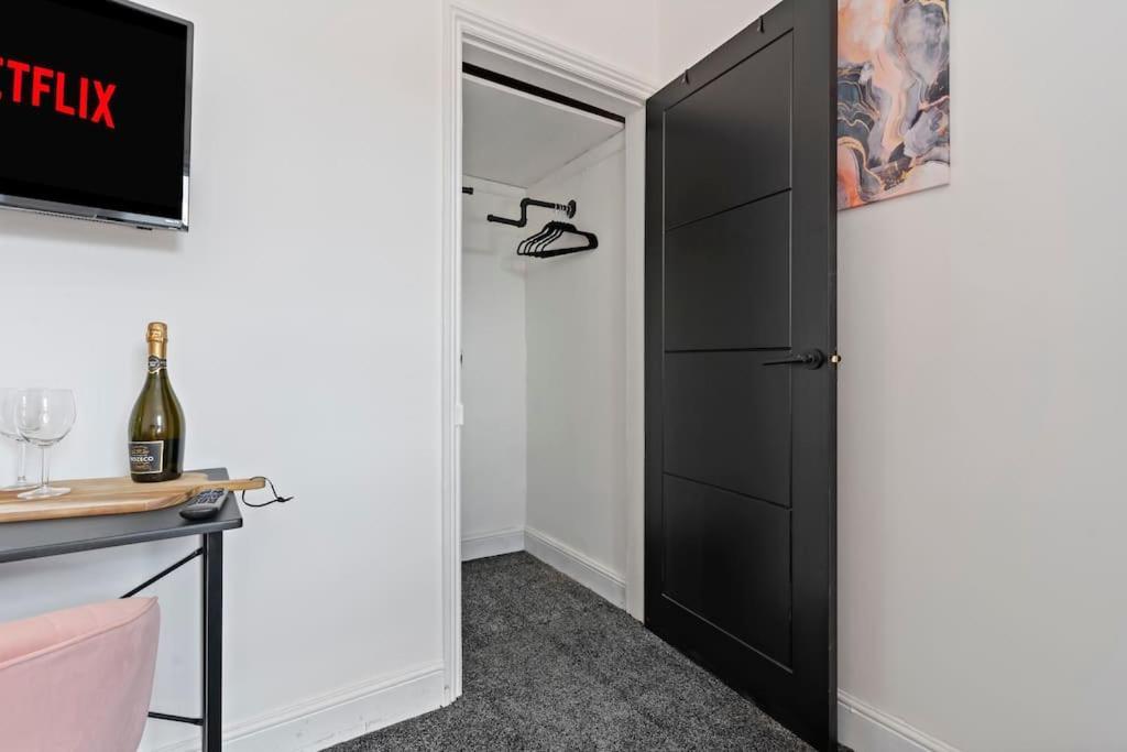 Masterson House By Rmr - New - Sleeps 9 - Modern - Parking - Stoke-on-Trent